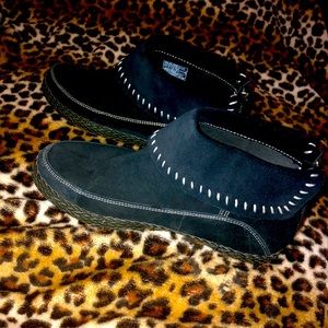 Size 7 womens UGG booties Navy Blue. Only worn once